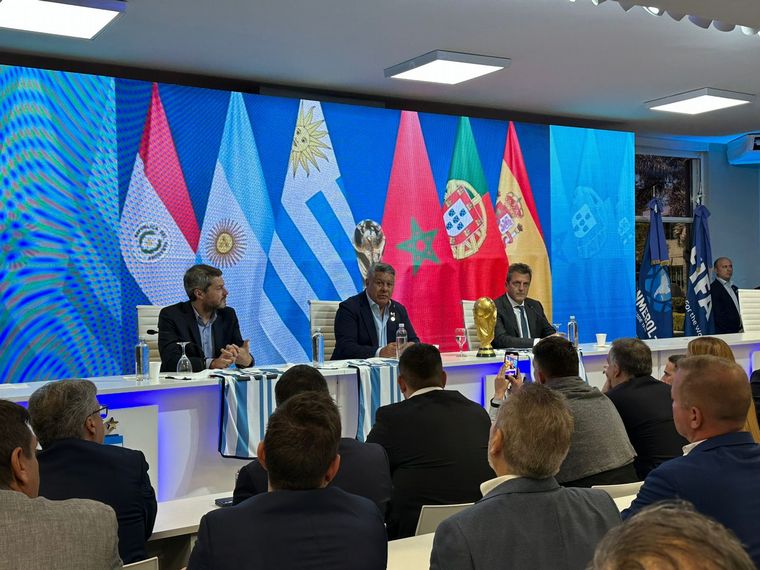 Tapia, Massa y Lammens en la conferencia de prensa. (Foto: @afa)