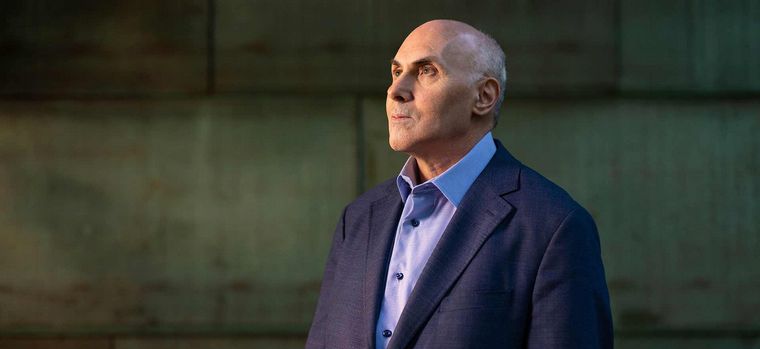 El inmunólogo Drew Weissman le cuenta a sus padres que ganó el Nobel de Medicina