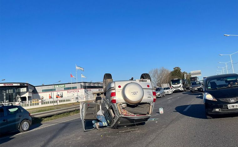 Volcó una camioneta familiar en Circunvalación y desencadenó demoras de tránsito.