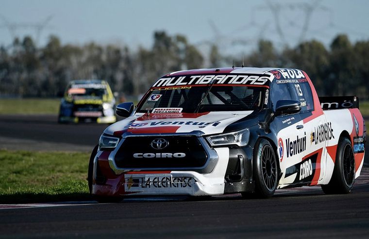 El cordobés Rodrigo Lugón y su Hilux presentes en Comodoro Rivadavia.