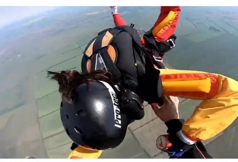 Un instructor de paracaidismo salvó a una mujer en pleno salto