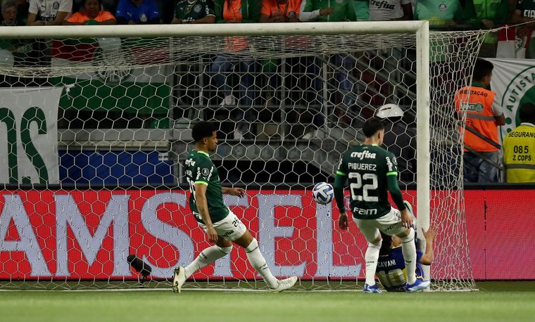 FOTO: El momento del gol de Cavani ante Palmeiras.