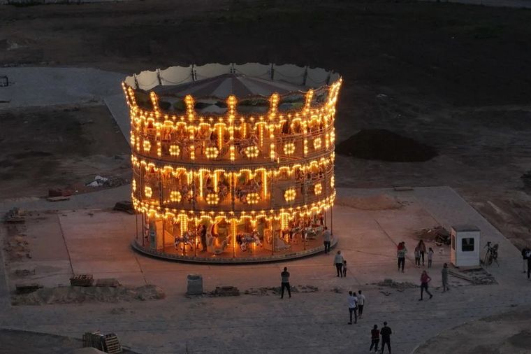 El Carrusel único en el mundo está en San Lorenzo y deslumbra a chicos y grandes