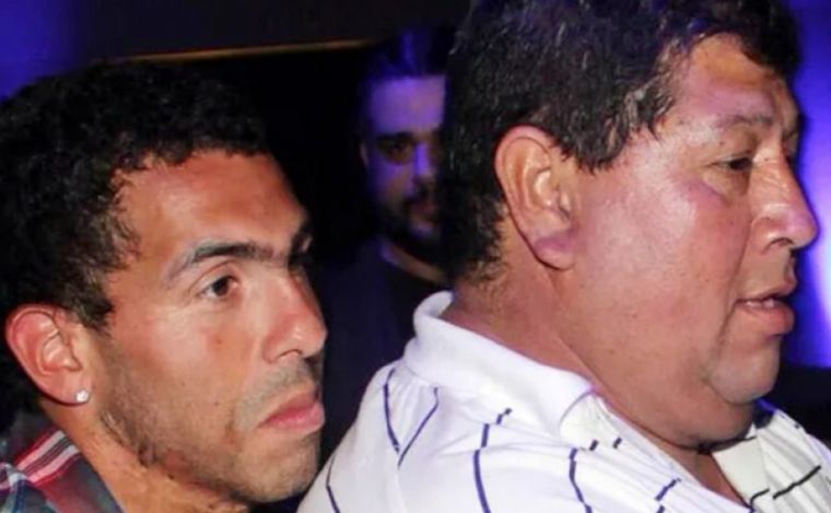 Carlos Tevez y su padre, tras la liberación.