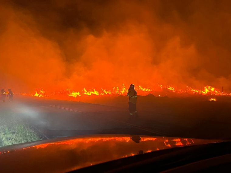 Así se veía el incendio en horas de la noche del viernes.