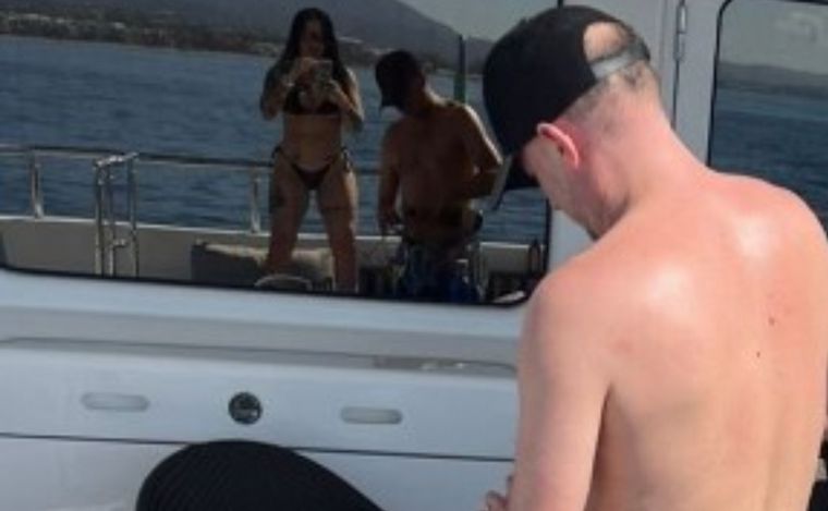 Martín Insaurralde junto a Sofía Clerici en un yate en Marbella.