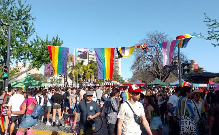 FOTO: Se realiza una nueva marcha del Orgullo en Rosario este sábado.
