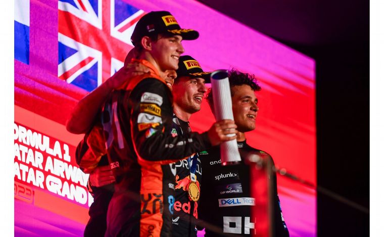 Tras reponerse del gran cansancio en el prepodio, Max Lando y Oscar, festejan