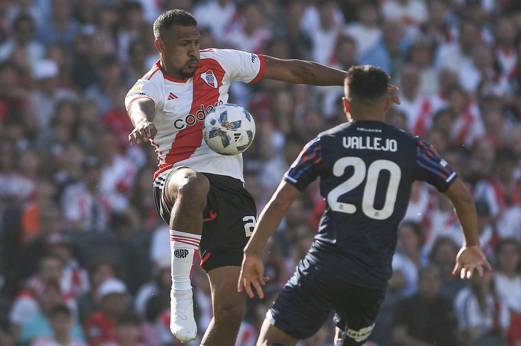 Salomón Rondón ante la marca de Vallejo. 