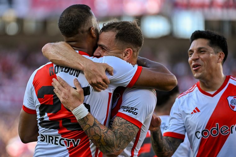 Salomón Rondón festeja junto a sus compañeros el gol de River ante Talleres.