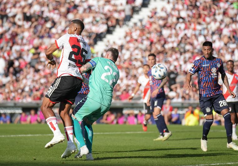 FOTO: Salomón Rondón anticipa a Guido Herrera para marcar el tanto del triunfo 