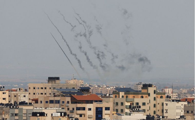 FOTO: Cohetes disparados desde Gaza hacia Israel, en Gaza, 8 de octubre de 2023.