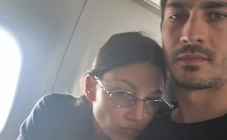 Ursula y el Chino en modo fans de la serie que hizo ella.