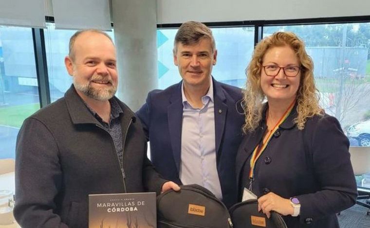 Daniel Passerini, al centro, junto a autoridades del condado de Cardinia (Australia)