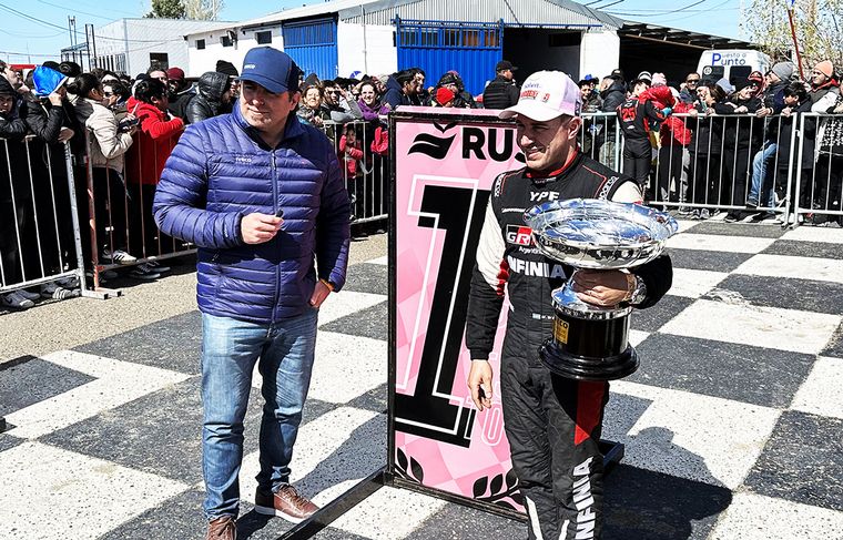 Justo Herrou de Iveco le entregó la copa a Mariano Werner.