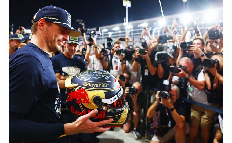 FOTO: Verstappen y su nuevo casco con las 'tres estrellas', festajando junto a su equipo