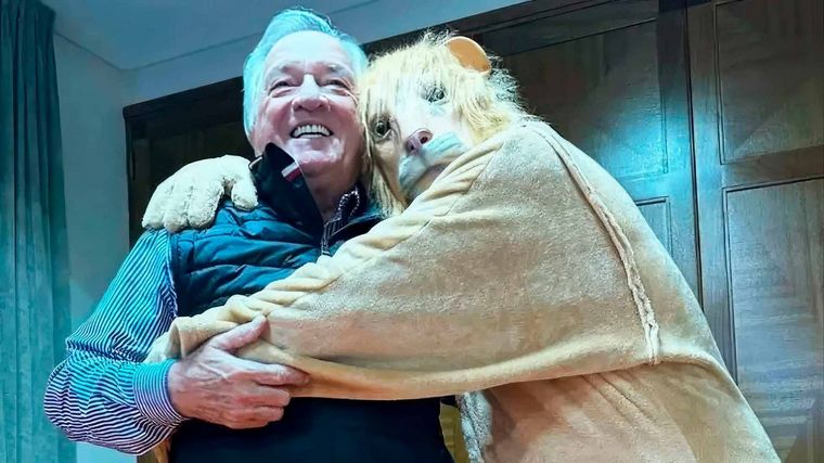 Luis Barrionuevo, con un "león" libertario.