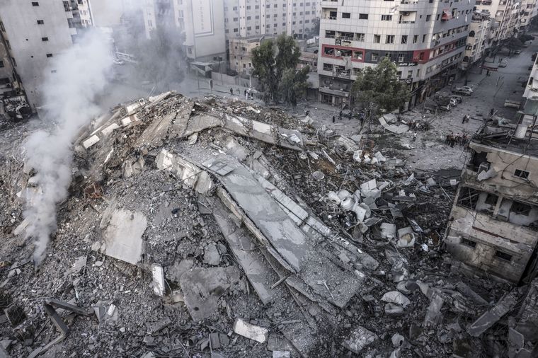 FOTO: Israel impone un cierre total a Gaza y redobla sus bombardeados