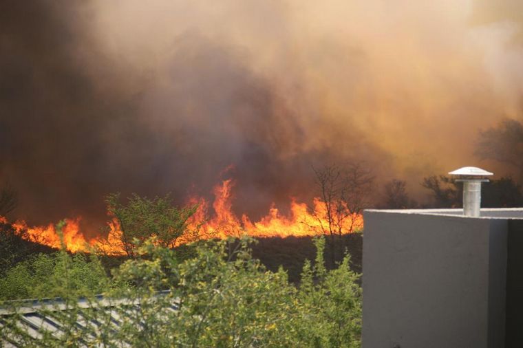 FOTO: Las llamas azotan distintos puntos de la provincia de Córdoba.
