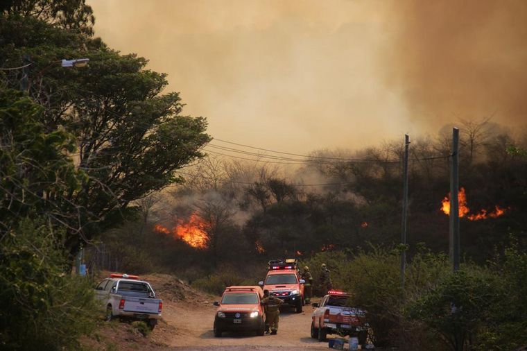 Bomberos combaten el feroz incendio en Icho Cruz que ya quemó dos viviendas