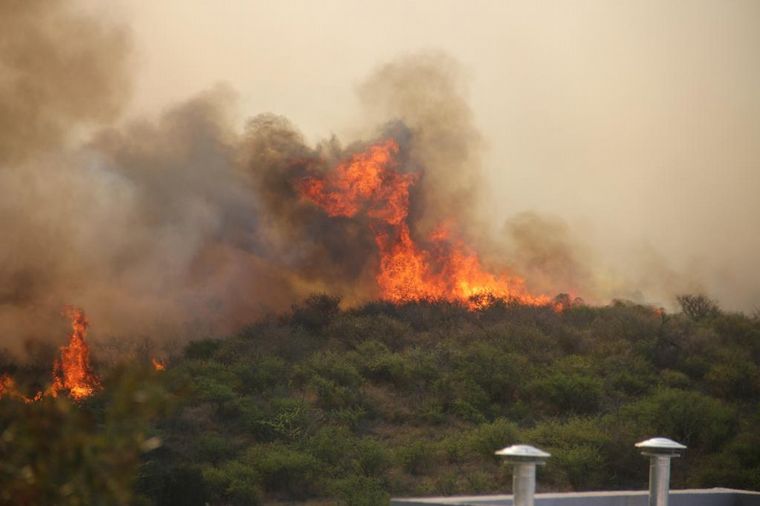 Bomberos combaten el feroz incendio en Icho Cruz que ya quemó dos viviendas