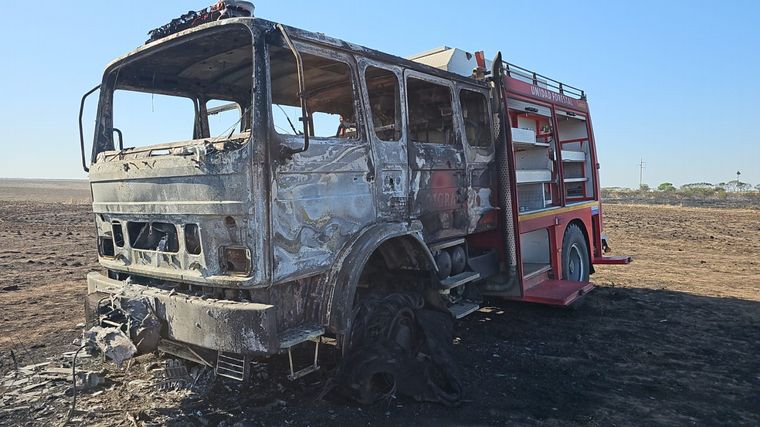 FOTO: Se quemó una autobomba en la zona de Sinsacate.
