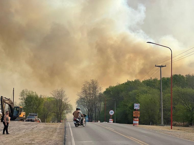 El humo de las llamas afecta la zona de Icho Cruz.