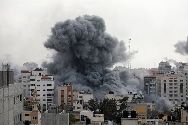FOTO: El humo se eleva tras los ataques israelíes en Gaza.