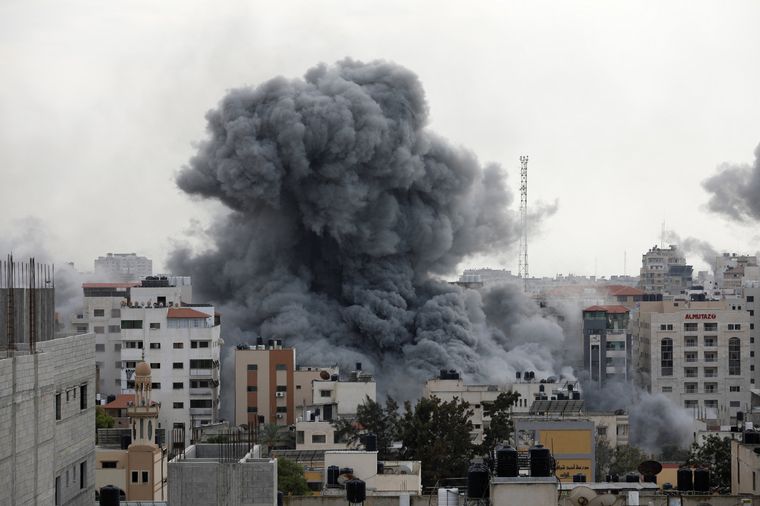 El humo se eleva tras los ataques israelíes en Gaza.