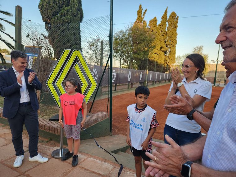 Reinauguran dos canchas de tenis en Juniors con un programa de Renault