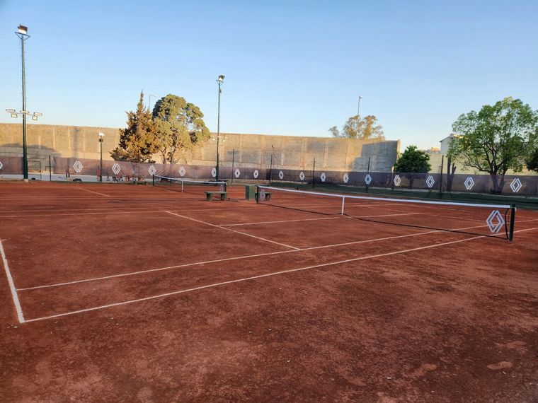 FOTO: Reinauguran dos canchas de tenis en Juniors con un programa de Renault