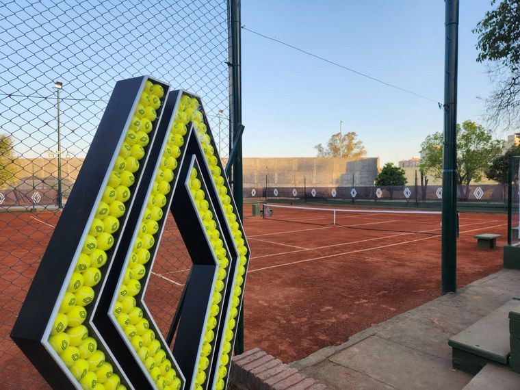 Reinauguran dos canchas de tenis en Juniors con un programa de Renault
