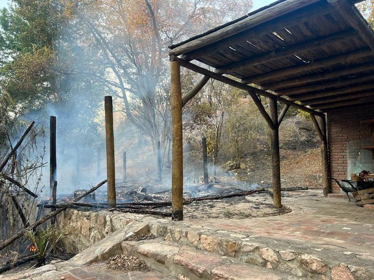 Las llamas consumieron viviendas en la zona de Punilla.