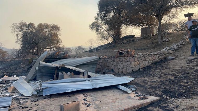 FOTO: Las llamas consumieron viviendas en la zona de Punilla.