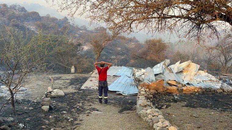 Las llamas consumieron viviendas en la zona de Punilla.