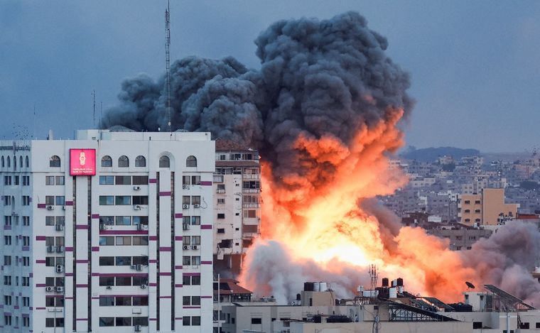 Israel ataca una torre de gran altura en la ciudad de Gaza. (Foto: NA)