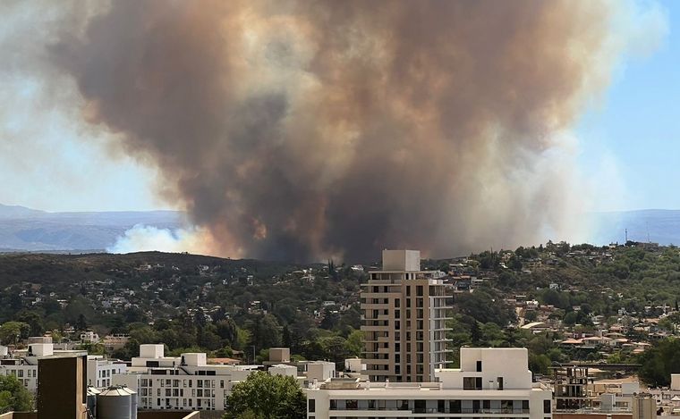 Voraz incendio forestal en Carlos Paz. (Foto: gentileza)
