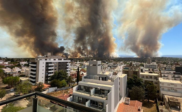 FOTO: Voraz incendio forestal en Carlos Paz. (Foto: gentileza)