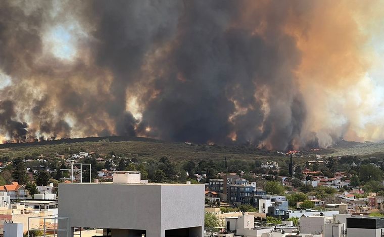 FOTO: Voraz incendio forestal en Carlos Paz. (Foto: gentileza)