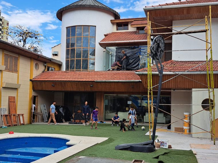 Inauguran un homenaje a Diego Maradona en su casa de Villa Devoto.