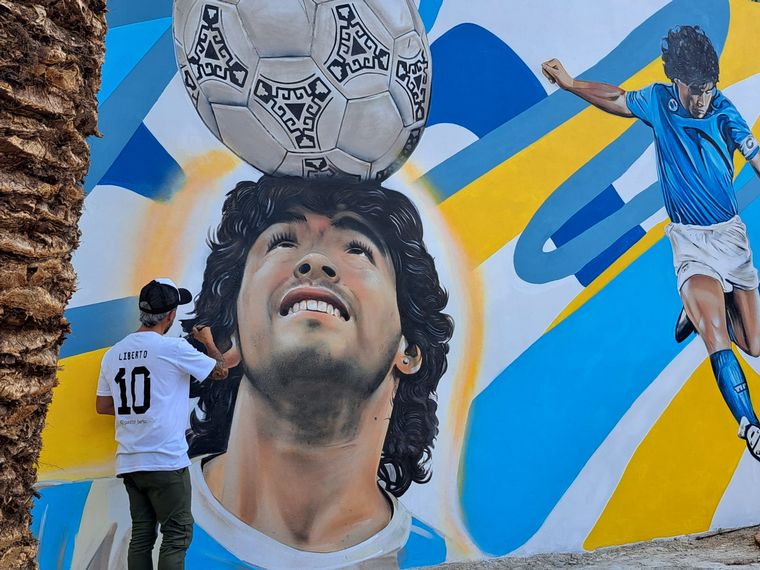 Inauguran un homenaje a Diego Maradona en su casa de Villa Devoto.