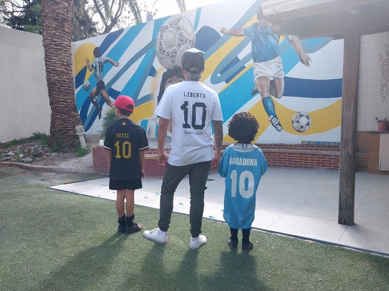 Inauguran un homenaje a Diego Maradona en su casa de Villa Devoto.