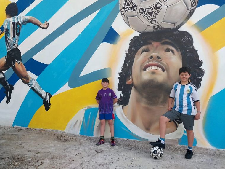 Inauguran un homenaje a Diego Maradona en su casa de Villa Devoto.