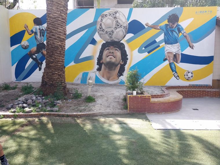 Inauguran un homenaje a Diego Maradona en su casa de Villa Devoto.