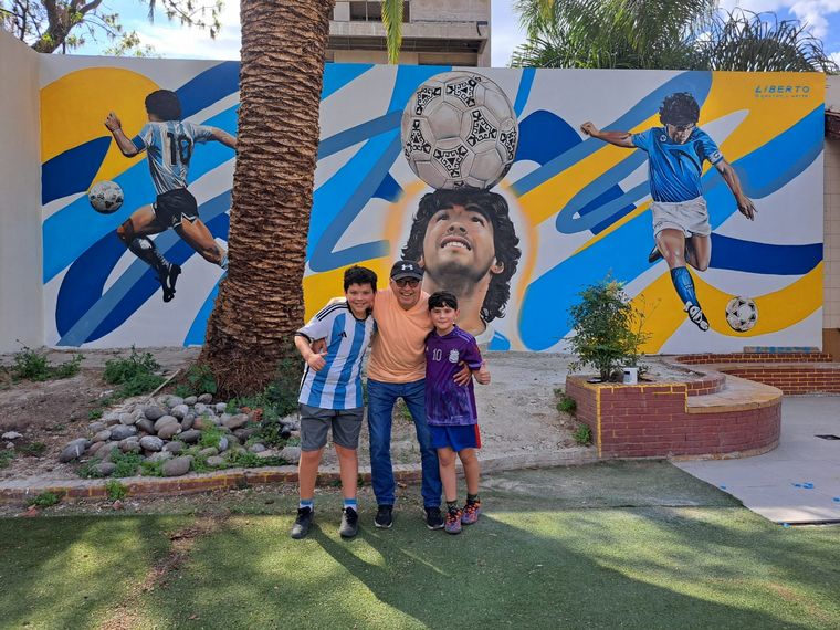 FOTO: Inauguran un homenaje a Diego Maradona en su casa de Villa Devoto.