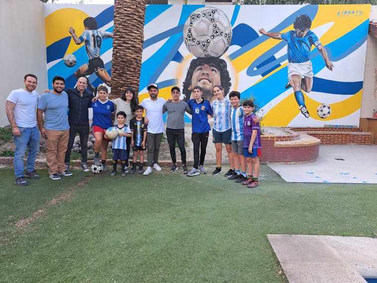 Inauguran un homenaje a Diego Maradona en su casa de Villa Devoto.