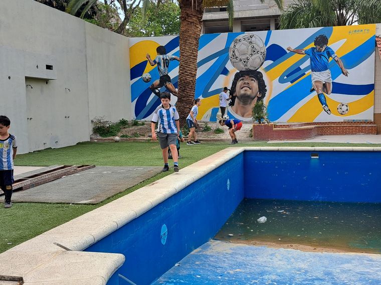 Inauguran un homenaje a Diego Maradona en su casa de Villa Devoto.