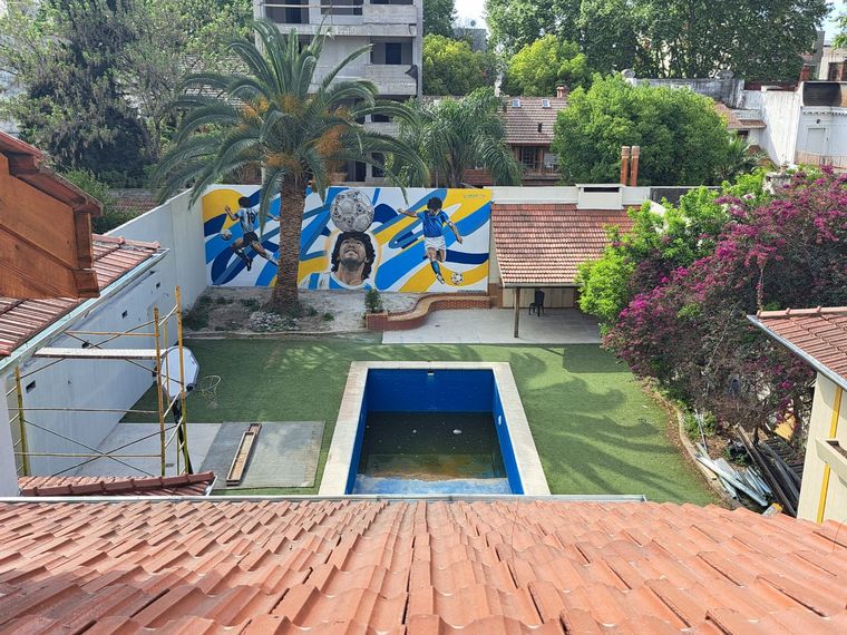 FOTO: Inauguran un homenaje a Diego Maradona en su casa de Villa Devoto.