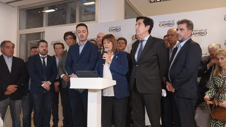 Junto a Melconian, Bullrich cruzó a Milei y Massa por la suba del dólar.