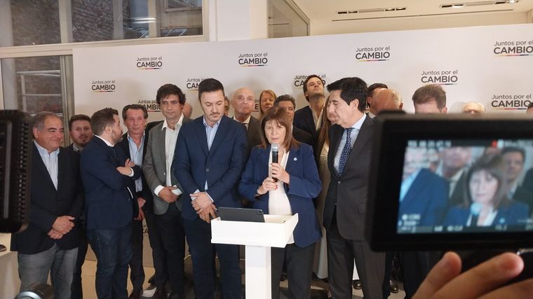 Junto a Melconian, Bullrich cruzó a Milei y Massa por la suba del dólar.